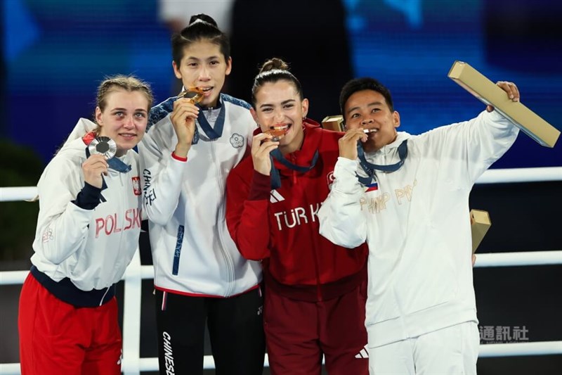 Petinju Taiwan Lin Yu-ting (kedua dari kiri) berpose bersama peraih medali perak Julia Szeremeta (kiri) dan dua peraih perunggu Esra Yildiz Kahraman serta Nesthy Petecio (kedua dan pertama dari kanan). (Sumber Foto : CNA, 10 Agustus 2024)