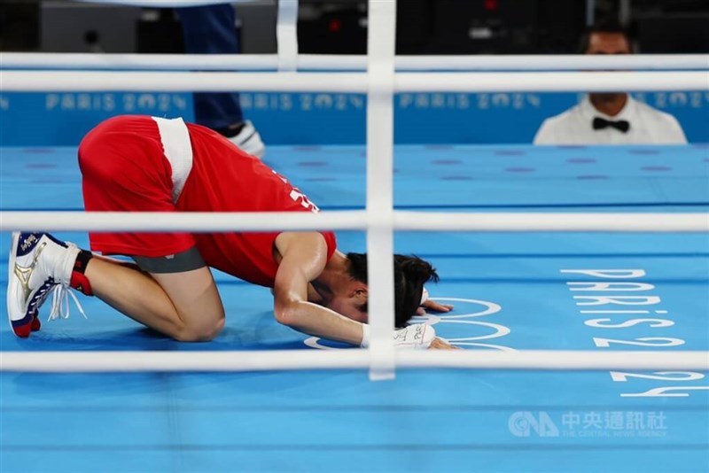 Petinju Taiwan Lin Yu-ting sujud syukur dan mencium ring setelah menyelesaikan pertandingan finalnya. (Sumber Foto : CNA, 10 Agustus 2024)