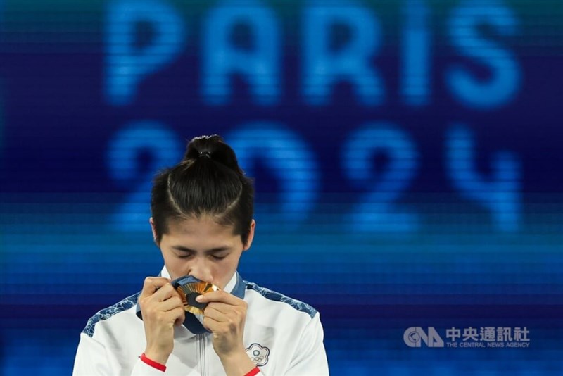 Petinju Taiwan Lin Yu-ting mencium medali emas Olimpiade Paris. (Sumber Foto : CNA, 10 Agustus 2024)