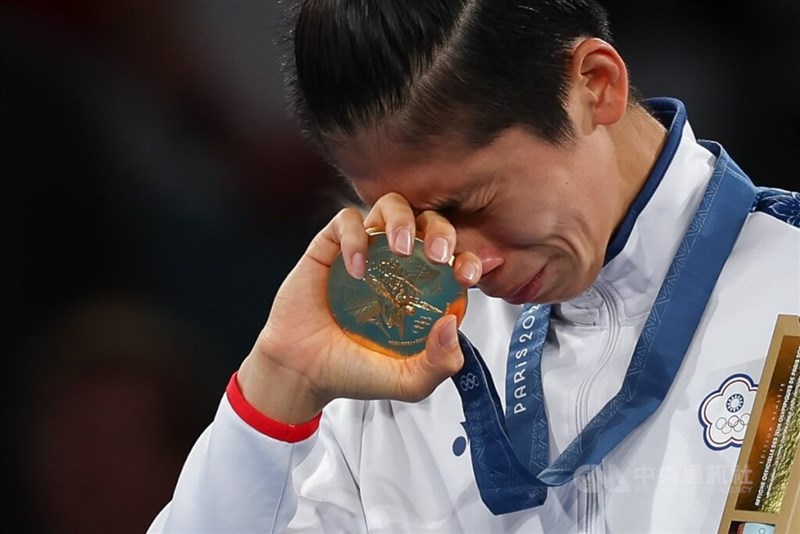 Petinju Taiwan Lin Yu-ting meneteskan air mata sembari menggenggam medali emasnya. (Sumber Foto : CNA, 11 Agustus)