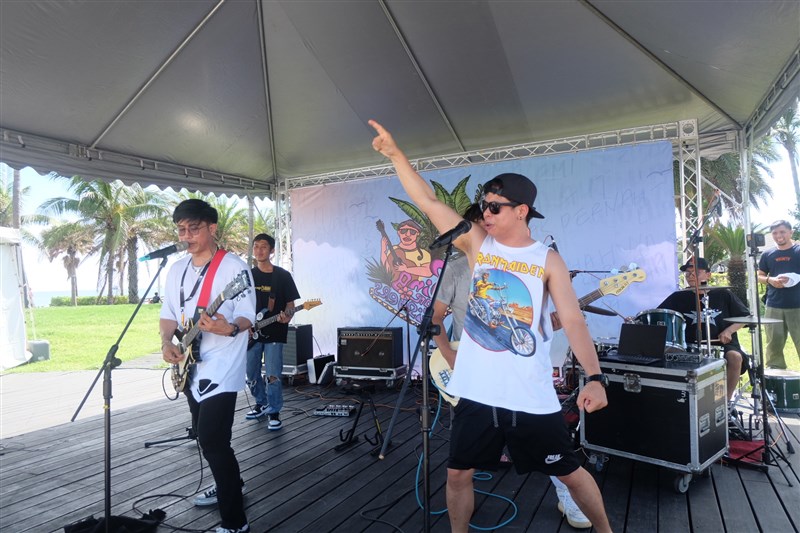 Band Indonesia yang berbasis di Taiwan, FakeSHINE tampil bersama vokalis band Filipina yang berbasis di Taiwan, Even Horizon dalam acara “Sing for Fishers” di Cijin, Kaohsiung, Minggu, yang digagas Stella Maris Kaohsiung sebagai solidaritas untuk pekerja migran sektor laut. (CNA, 11 Agustus 2024)