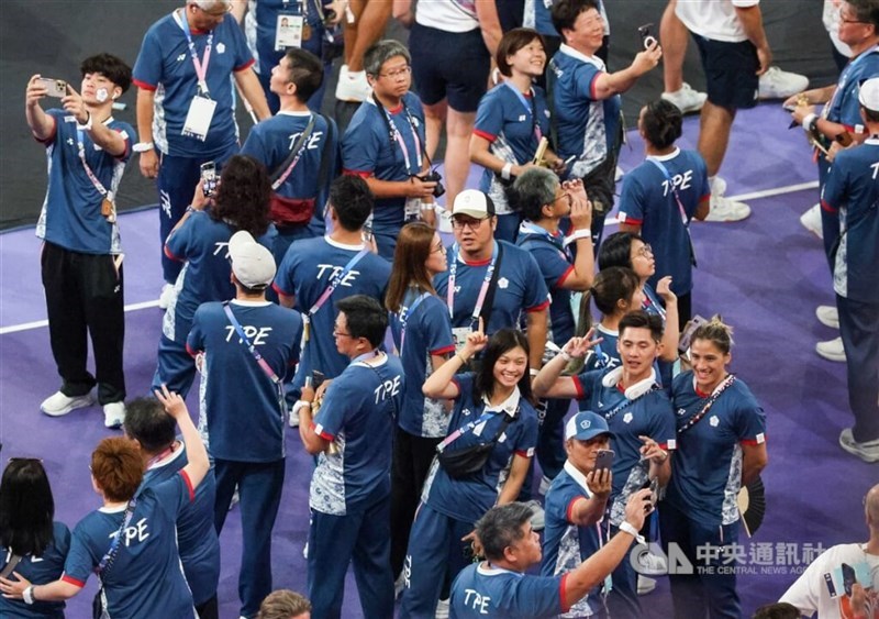 Atlet dari Tim Taiwan merayakan penutupan acara olahraga internasional di Paris pada hari Minggu. (Sumber Foto : CNA, 11 Agustus 2024)