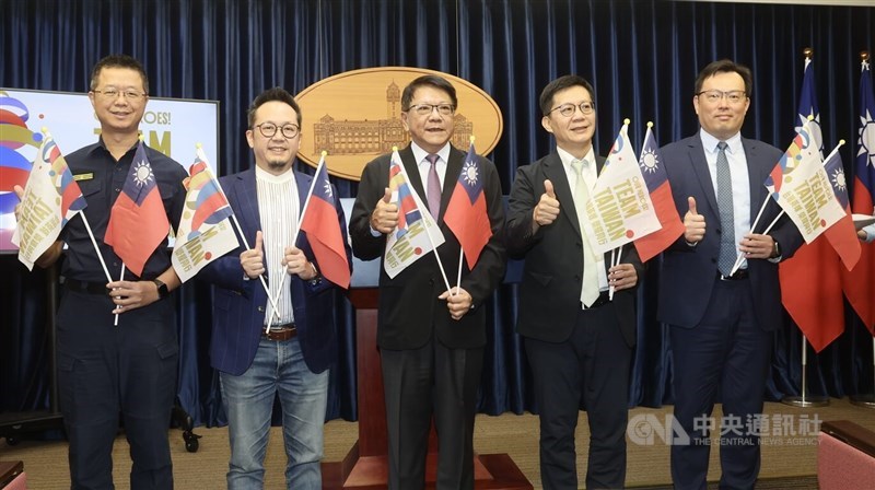 Sekretaris Jenderal Presiden Pan Men-an (tengah) dan Wakil Menteri Pendidikan Chang Liao Wan-chien (kedua dari kanan) dalam konferensi pers di Kantor Presiden pada hari Rabu. (Sumber Foto : CNA, 14 Agustus 2024)