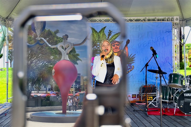 Umi Khadiyah saat tampil di acara "Sing for Fishers" di Pantai Cijin, Kaohsiung, Minggu (11/8)
