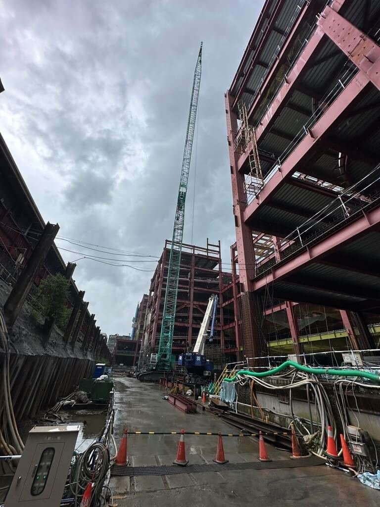 Tiga pekerja proyek renovasi Pasar Buah dan Sayur serta Pasar Ikan Wanhua di Taipei, yang melanjutkan pekerjaan penggantungan di ketinggian, tersambar petir Rabu sore. (Sumber Foto : Kantor Inspeksi Departemen Ketenagakerjaan Pemerintah Kota Taipei)