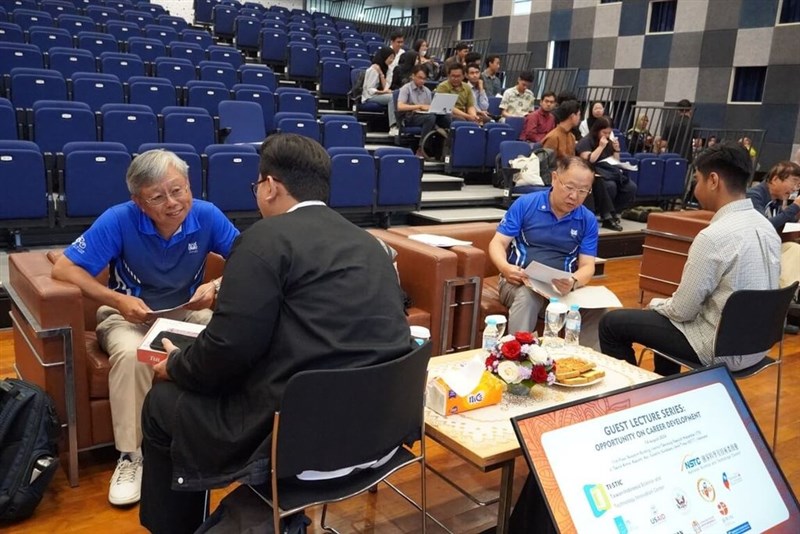 Enam perusahaan alumni National Taiwan University of Science and Technology mengadakan wawancara perekrutan di Institut Teknologi Sepuluh Nopember Surabaya hari Rabu. (Sumber Foto : National Taiwan University of Science and Technology)