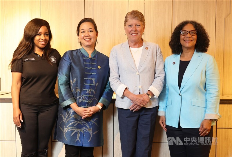 Anggota Kongres AS dari Partai Demokrat yang sedang berkunjung, (dari kiri ke kanan) Jasmine Crockett, Jill Tokuda, Julia Brownley, dan Marilyn Strickland. (Sumber Foto : CNA, 15 Agustus 2024)