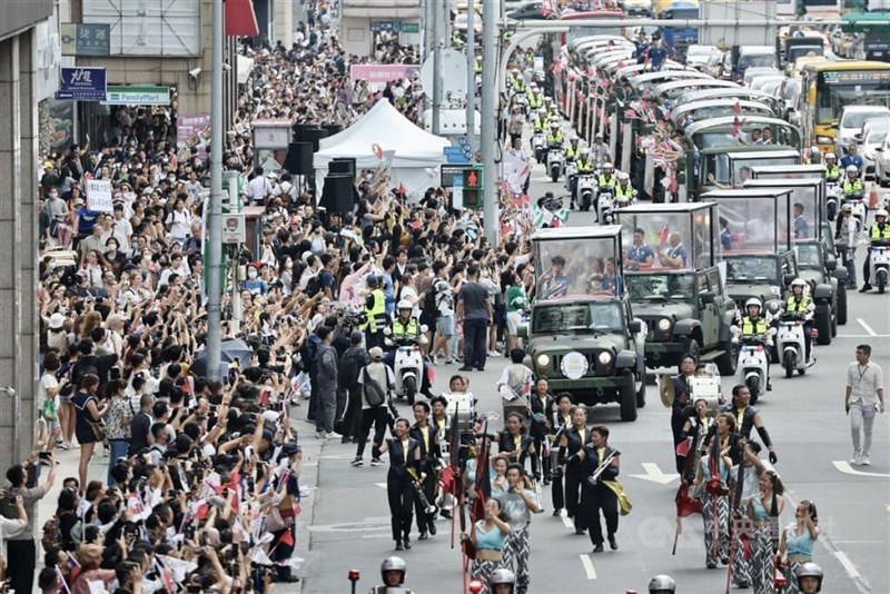 Kerumunan berkumpul di sepanjang rute parade di Taipei pada hari Jumat untuk menyemangati para peserta Olimpiade Taiwan yang baru kembali dari Paris. (Sumber Foto : CNA, 16 Agustus 2024)