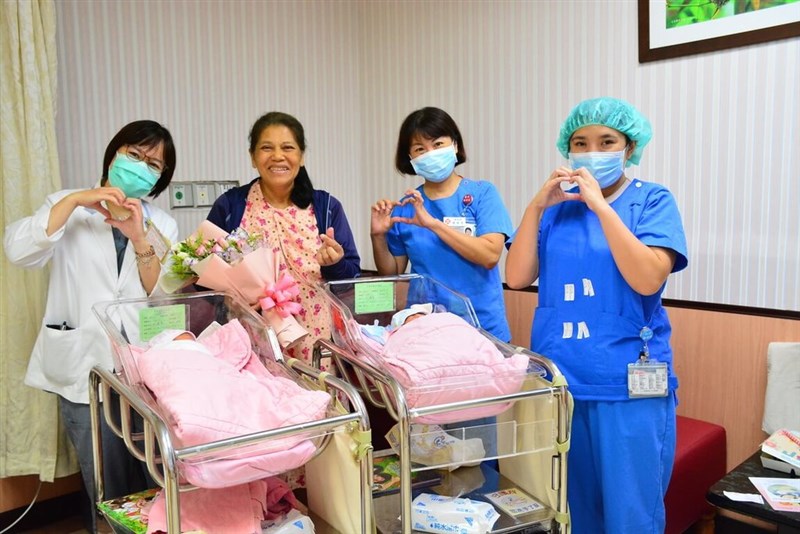 Fang, ibu hamil berisiko tinggi (belakang, kedua dari kiri) dari Desa Changbin, Kabupaten Taitung, berhasil hamil dan melahirkan anak kembar yang sehat. (Sumber Foto : RS Mackay Taitung)