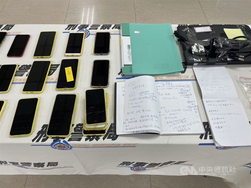 Wakil Kepala Korps Investigasi I CIB, Li Chien-han menyampaikan bahwa kepolisian berhasil menangkap imigran baru asal Tiongkok dan puluhan tersangka lainnya serta barang bukti praktik judi online. (Sumber Foto : CNA, 15 Agustus 2024)