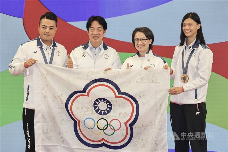 Penembak dan peraih medali perunggu Lee Meng-yuan (kiri), Presiden Lai Ching-te, Wakil Presiden Hsiao Bi-khim, dan peraih medali perunggu tinju Wu Shih-yi bersama-sama memegang bendera Olimpiade Chinese Taipei pada hari Jumat. (Sumber Foto : CNA, 16 Agustus 2024)