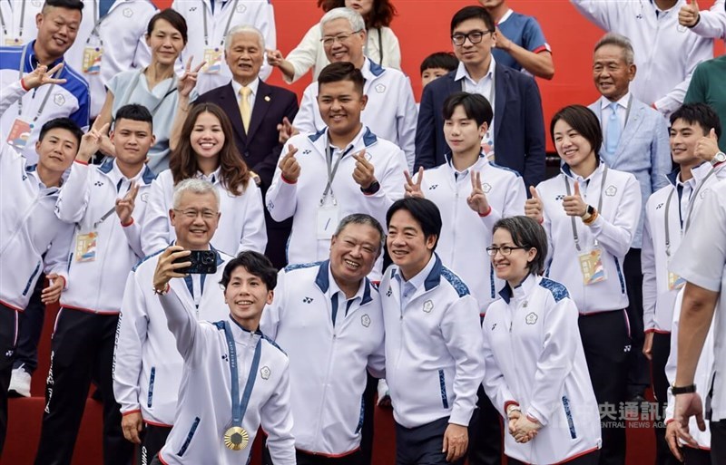 Para peserta Olimpiade Taiwan berfoto bersama Presiden Lai Ching-te dan Wakil Presiden Hsiao Bi-khim di depan Kantor Presiden pada hari Jumat. (Sumber Foto : CNA, 16 Agustus 2024)