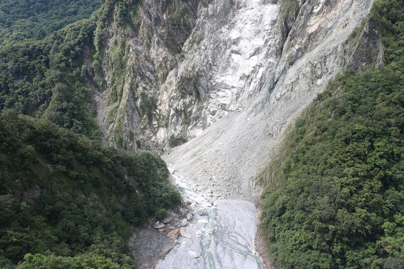 Aliran di Hualien terputus oleh tanah longsor setelah gempa bumi besar pada 3 April di kabupaten tersebut. (Sumber Foto : Dokumentasi Direktorat Jenderal Konservasi Hutan dan Alam Cabang Hualien)