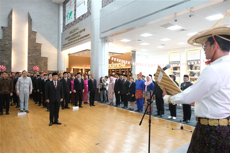 Kepala Kantor Dagang Ekonomi Indonesia Taipei, Iqbal Shoffan Shofwan (kanan), di Upacara HUT ke-79 Kemerdekaan RI di Taipei hari Sabtu. (Sumber Foto : CNA, 17 Agustus 2024)