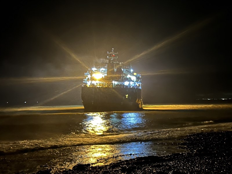 Kapal berbendera Indonesia, "IRIANA" telah keluar dari perairan dangkal. (Sumber Foto : Biro Maritim dan Pelabuhan)
