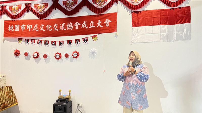 Ketua Asosiasi Interaksi Budaya Indonesia, Nunung Nurhayati, dalam acara peresmian pembukaan asosiasi tersebut di Taoyuan, Sabtu. (Sumber Foto : CNA, 17 Agustus 2024)