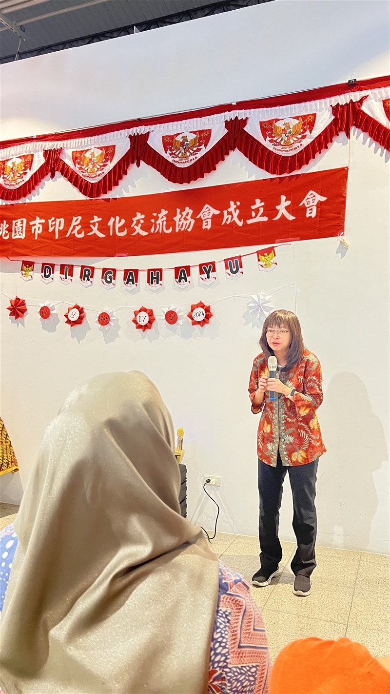 Direktur Jenderal Departemen Perkembangan Urusan Ibu dan Anak Pemerintah Kota Taoyuan, Dou Tsz-rung, dalam acara peresmian pembukaan Asosiasi Interaksi Budaya Indonesia di Taoyuan, Sabtu. (Sumber Foto : CNA, 17 Agustus 2024)