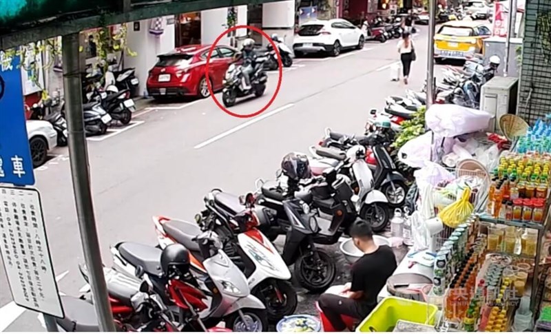 Seorang pekerja migran asal Filipina berusia 40 tahun, Sabile, ditilang oleh kepolisian Taichung dan motornya disita karena pelatnya sudah tidak berlaku. (Sumber Foto : Otoritas setempat)