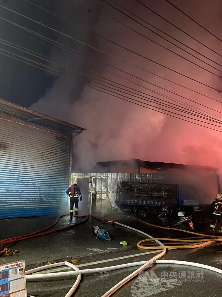 Kebakaran terjadi di sebuah tempat pengumpulan barang bekas Distrik Xizhi, Kota New Taipei, menyebabkan seorang pekerja migran tewas. (Sumber Foto : Otoritas setempat)