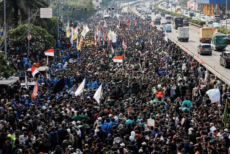 Massa aksi memadati jalan di depan Gedung DPR RI hari Kamis untuk memprotes RUU Pilkada. (Sumber Foto : Reuters)