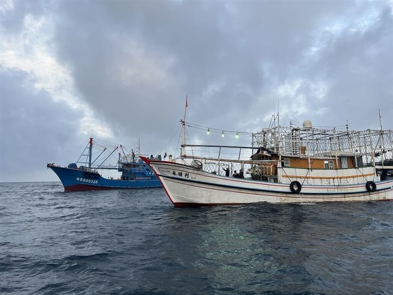 Kapal perikanan Tiongkok "Min Jin Yu 05328" (kiri) bertabrakan dengan kapal perikannan Taiwan "Yong Shun Li No. 6" (kanan) di 44 mil laut barat laut Tanjung Fugui. (Sumber Foto : Cabang Armada CGA)