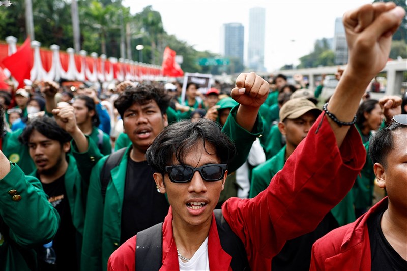 Aksi unjuk rasa mahasiswa yang menentang rencana revisi RUU Pilkada di luar gedung DPR RI di Jakarta, Kamis. (Sumber Foto : Reuters)