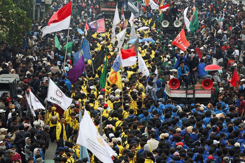 Massa aksi memadati jalan di depan Gedung DPR RI hari Kamis untuk memprotes RUU Pilkada. (Sumber Foto : Reuters)