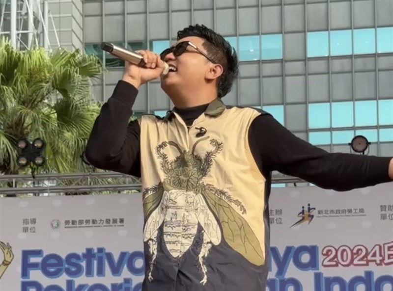 Penyanyi Denny Caknan saat tampil di Festival Budaya PMI di Balai Kota New Taipei Banqiao, Minggu 25 Agustus 2024 (Sumber Foto: CNA)