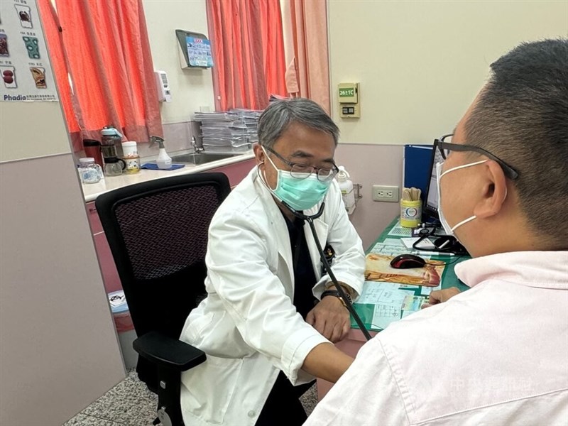 Dokter spesialis ginjal, Chen Tsai-feng (kiri) dari Rumah Sakit Lee Hospital di Dajia, Taichung. (Sumber Foto : CNA, 27 Agustus 2024)