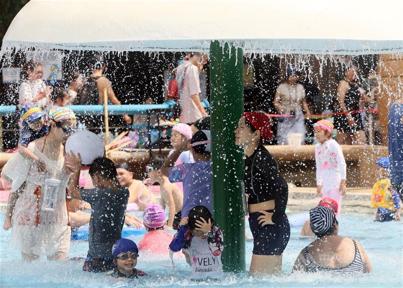 Orang-orang menikmati semburan air di Taipei Water Park untuk mendinginkan diri dari panasnya cuaca. (Sumber Foto : Dokumentasi CNA)