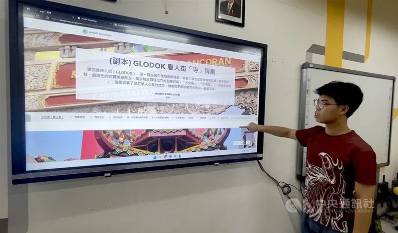 Anggota Tim Sukarelawan Internasional National Tsing Hua University, Chang Shan-yuen, menjelaskan cara menggunakan peta digital yang tim tersebut buat. (Sumber Foto : CNA)