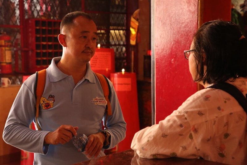 Saat melakukan penelitian lapangan di pecinan Jakarta, Tim Sukarelawan Internasional National Tsing Hua University bertemu dengan pekerja budaya dan sejarah setempat di kuil. (Sumber Foto : Tim Sukarelawan Internasional NTHU)