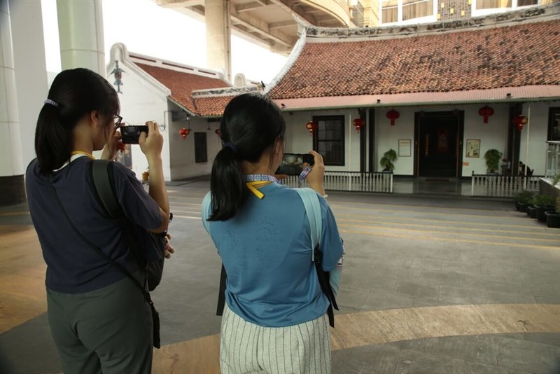 Tim Sukarelawan Internasional National Tsing Hua University melakukan penelitian lapangan selama tiga hari di pecinan Jakarta. (Sumber Foto : Tim Sukarelawan Internasional NTHU)