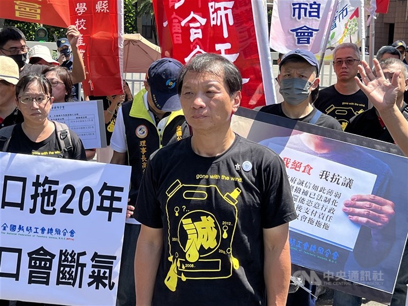 Ketua The National Federation of Teachers Unions, Hou Chun-liang (depan). (Sumber Foto : Dokumentasi CNA)