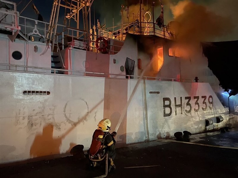 Pemadam kebakaran Kaohsiung berhasil memadamkan kebakaran yang terjadi Kamis malam di Pelabuhan Linhai New Residential Quarter Fishing Port, Distrik Xiaogang. (Sumber Foto : Pemadam Kebakaran Cabang Er-Gang-Kou dari Brigade Pelabuhan Kaohsiung, 29 Agustus 2024)