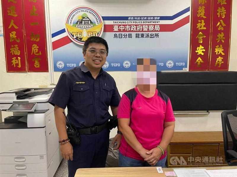 Polisi Taichung berhasil menyelamatkan uang warga NT$300.000 yang nyaris ditransfer karena tawaran arisan dengan bunga tinggi. (Sumber foto : Otoritas setempat)