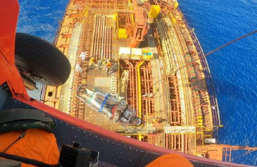 Kapal tanker minyak berbendera Panama, "Marina Aman", Kamis mengalami kecelakaan di perairan lepas pantai Eluanbi, Kamis. (Sumber Foto : Korps Layanan Udara Nasional)