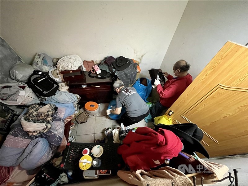 Chen dan rekan kerjanya (baju merah) adalah anggota dari "Helping Hand Work Team" milik perusahaan sosial Do You a Flavor, membantu penduduk yang kurang mampu untuk membersihkan rumah mereka. (Sumber Foto : CNA, 31 Agustus 2024)