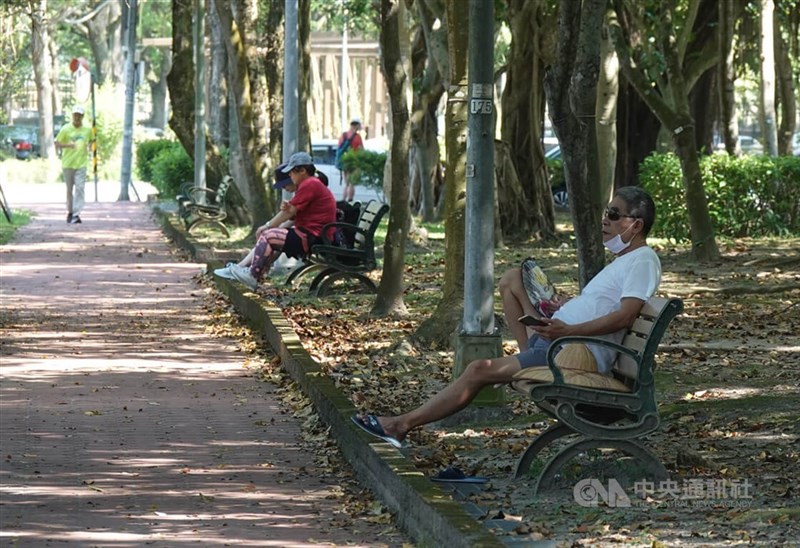 Warga Taipei beristirahat di taman di Nangang untuk menghindari teriknya musim panas pada hari Minggu. (Sumber Foto : CNA 1 September 2024)