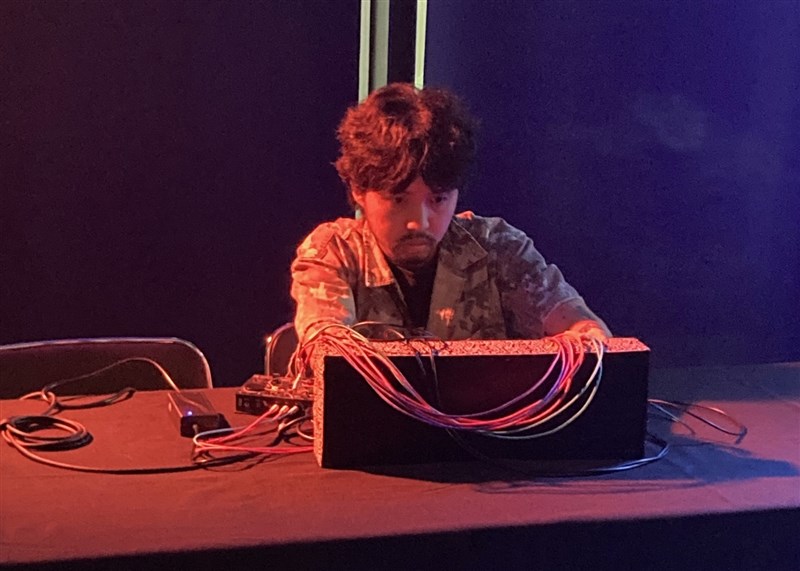 Penampilan seniman bunyi asal Bandung, Rama Saputra di acara Sonic Shaman Pre-Lude x Rocking Indonesia, di Taichung. Foto CNA, 1 September 2024.