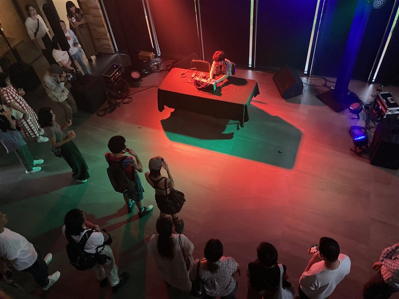 Penampilan seniman bunyi asal Bandung, Rama Saputra, di acara Sonic Shaman Pre-Lude x Rocking Indonesia di Taichung. (Sumber Foto : CNA, 1 September 2024)