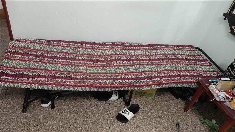 Kursi pijat setelah diubah PMI menjadi tempat tidur dengan banyak selimut agar punggung tidak sakit. (Sumber Foto : Dokumentasi pribadi).