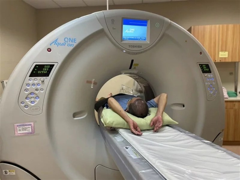 Seorang pria menjalani pemindaian tomografi terkomputasi dosis rendah untuk skrining kanker paru-paru. (Sumber Foto : Departemen Kesehatan Kota Kaohsiung)