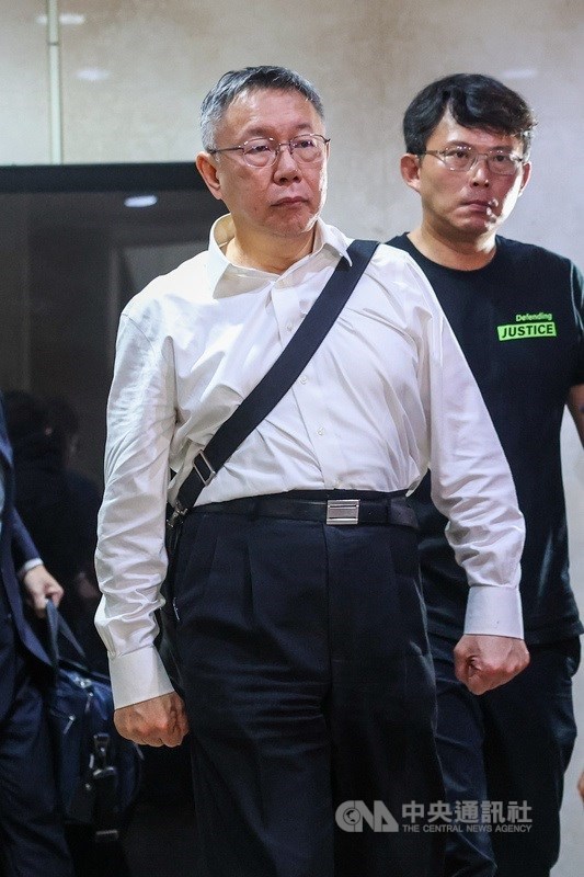 Ketua TPP Ko (kiri) keluar dari Pengadilan Distrik Taipei didampingi oleh penjaga suara partai TPP Huang Kuo-chang. (Sumber Foto : CNA, 2 September 2024) 