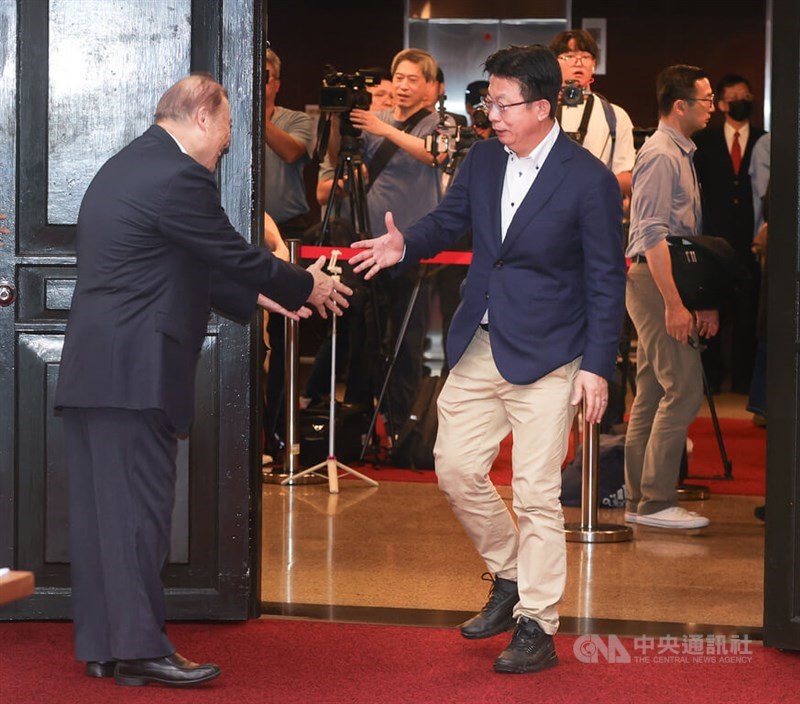 Anggota legislatif DPP Kuo Kuo-wen (depan, kanan) menyambut Sekretaris Jenderal Yuan Legislatif Chou Wan-lai dengan jabat tangan di awal sesi kedua di Taipei pada hari Senin. (Sumber Foto : CNA, 2 September 2024)