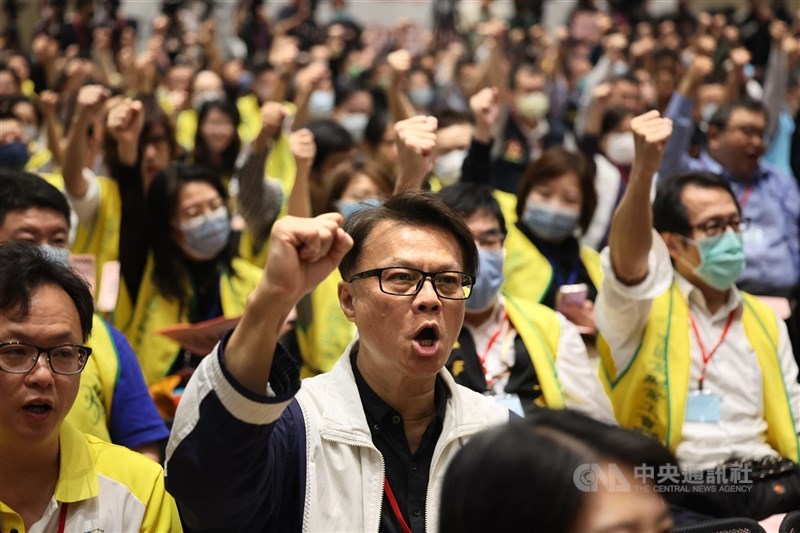 Beberapa aliansi serikat buruh, termasuk Taiwan Confederation of Trade Unions, di sebuah konferensi pers penuntutan hak buruh kepada para calon presiden sebelum pemilihan 2024. (Sumber Foto : CNA)