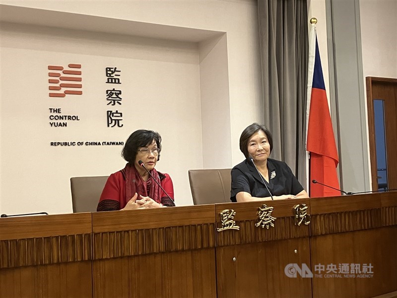 Anggota Kontrol Yuan Wang Yu-ling (kiri) dan Chi Hui-jung berbicara di konferensi pers di Taipei pada hari Kamis. (Sumber Foto : CNA, 5 Sept. 2024)