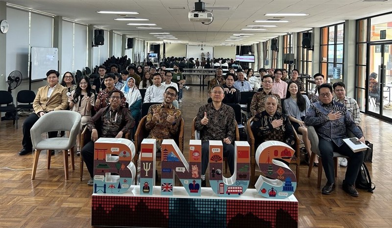 Wakil Perwakilan Taiwan di Indonesia, Steve Chen (depan, tengah), Rangga Aditya (depan, kedua dari kiri) dari Binus University, dan Effendi Andoko (depan, kanan) dari HKTI, di seminar hari Kamis. (Sumber Foto : Kantor Dagang dan Ekonomi Taipei di Indonesia)