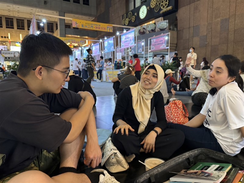 Huang Yi-ting (kiri) saat ia bekerja paruh waktu di sebuah toko buku keliling bertema Asia Tenggara di aula Taipei Main Station. (Sumber Foto : Huang Yi-ting)