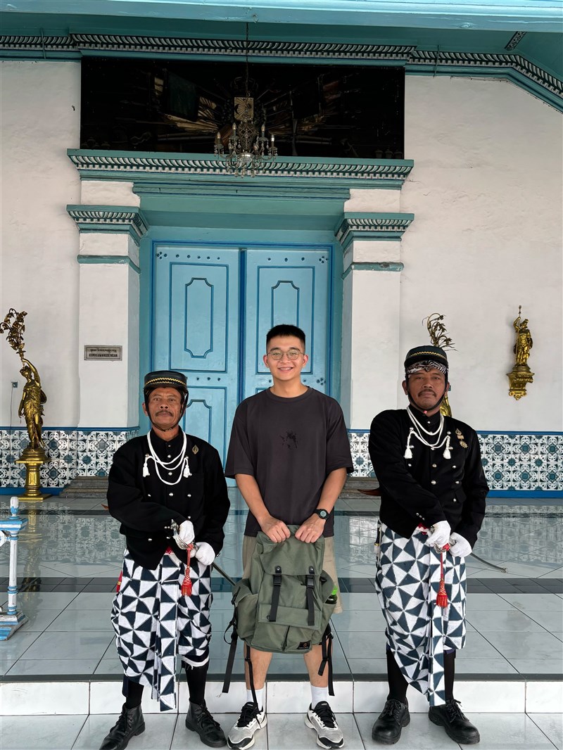 Huang Yi-ting (tengah) saat mengunjungi Keraton Surakarta Hadiningrat di Indonesia. (Sumber Foto : Huang Yi-ting)